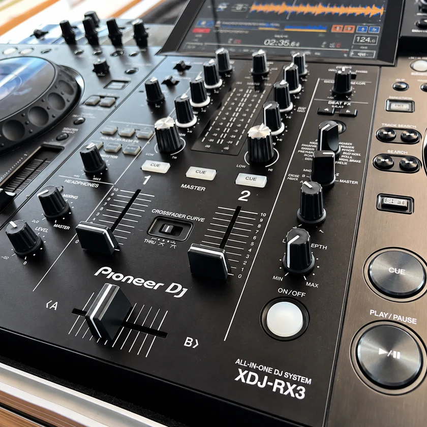 Detalle de una consola de mezclas Pioneer DJ XDJ-RX3.