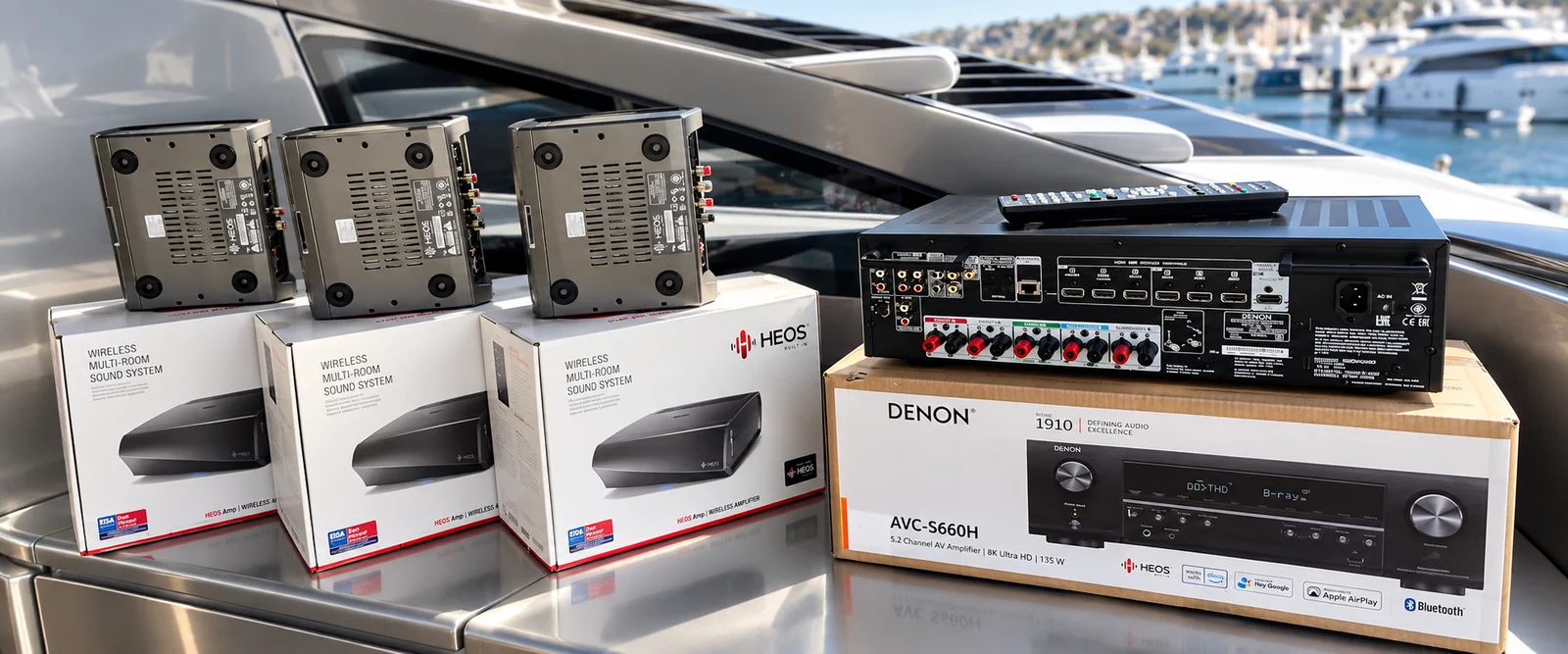 Equipos de sonido multiestancia HEOS y receptor audiovisual Denon a bordo de un yate.