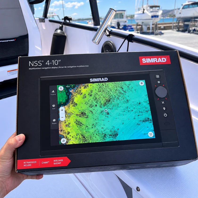 Equipo de navegación Simrad a bordo de una embarcación.